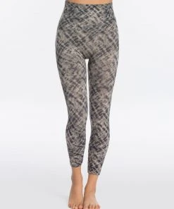 Spanx Look At Me Now Seamless Cropped Leggings